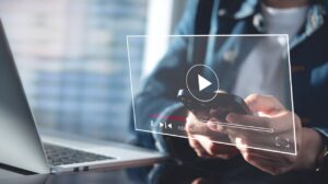 Person schaut sich ein Online-Video auf dem Smartphone an – effektives Videomarketing für Social Media und Websites.