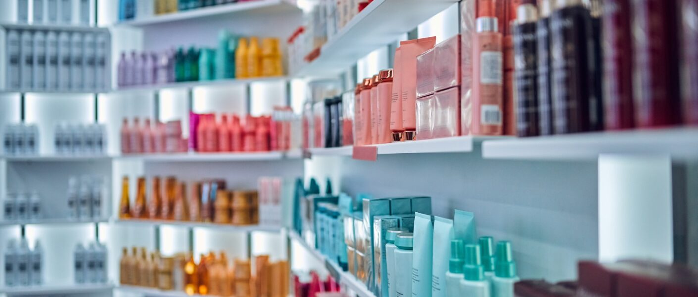 Hautpflegeprodukte im Regal | Is clinical