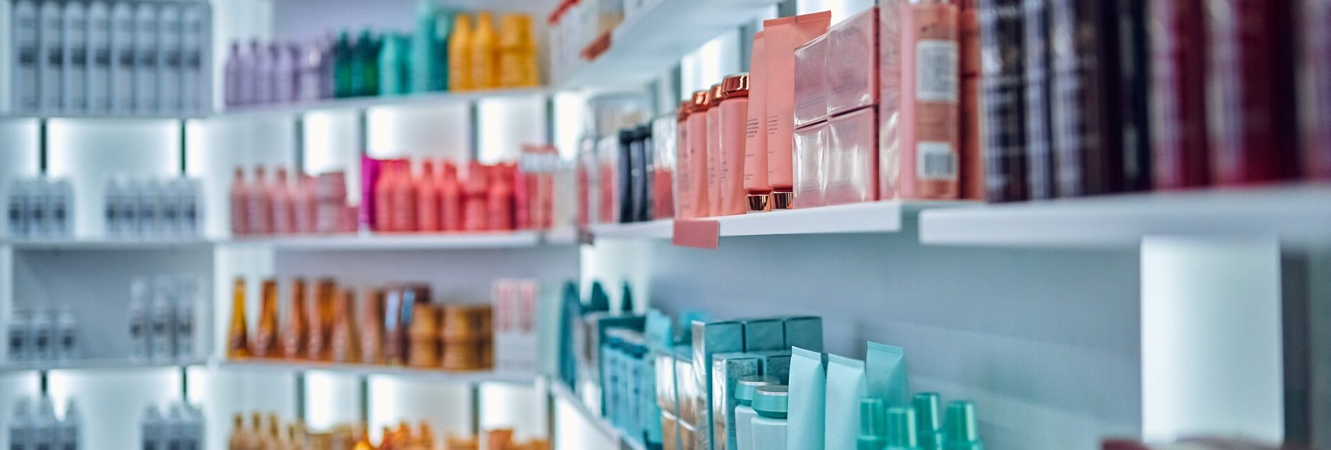 Hautpflegeprodukte im Regal | Is clinical