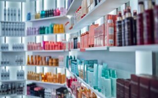 Hautpflegeprodukte im Regal | Is clinical