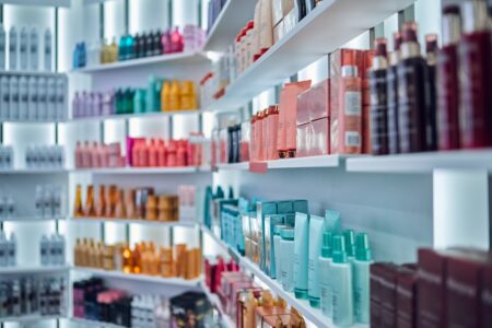 Hautpflegeprodukte im Regal | Is clinical